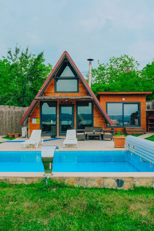Bade Bungalov — ahşap A-frame ve havuz