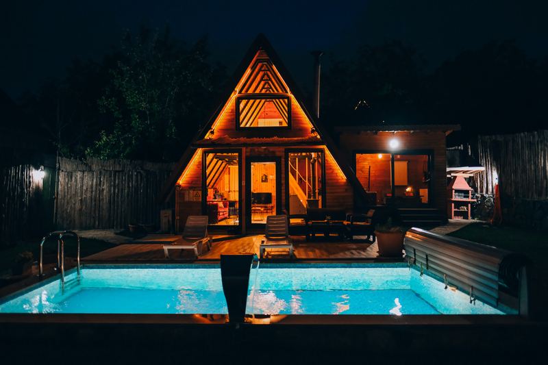 Gece aydınlatmalı havuz ve bungalov