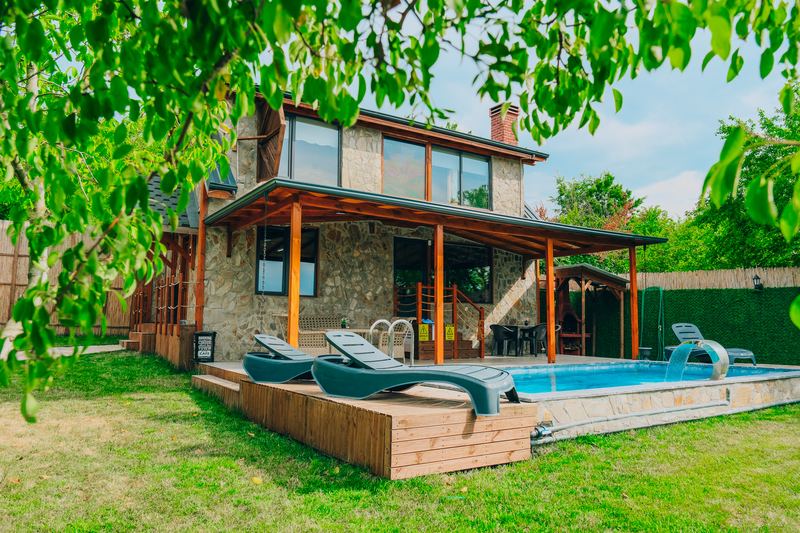 Güneş Bungalov — iki katlı taş bungalov ve havuz