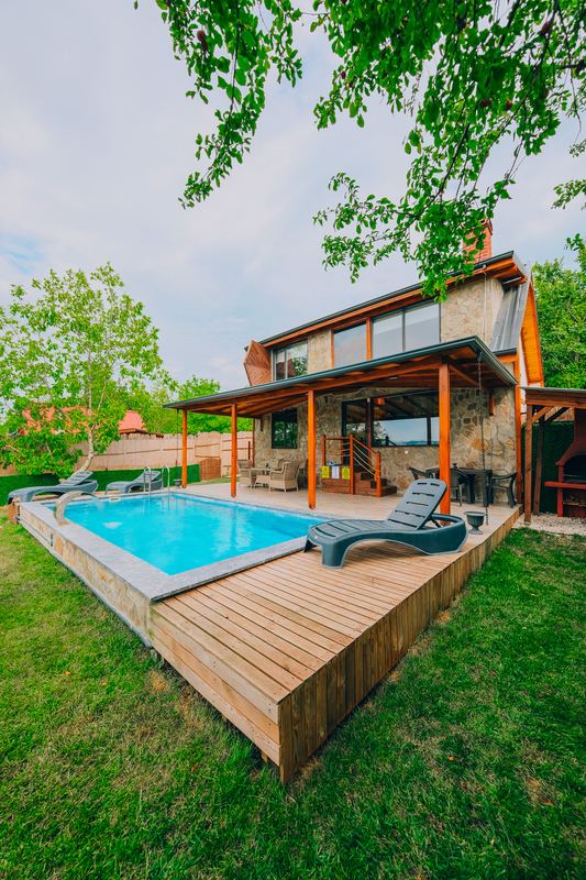 Havuz, deck ve şezlonglar