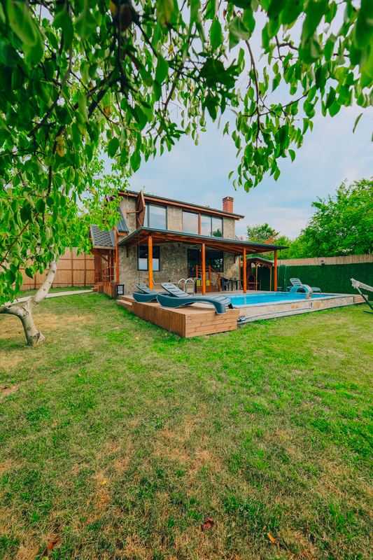 Bahçeden bungalova bakış