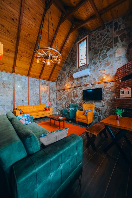 Salon ve taş duvar