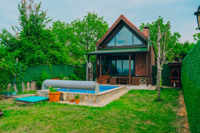Taş Bungalov — dış cephe ve özel havuz