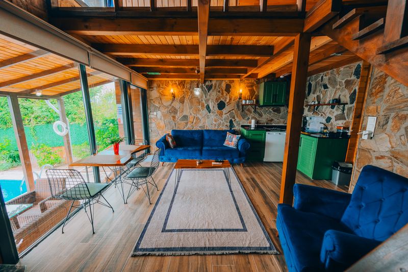 Taş duvarlı salon