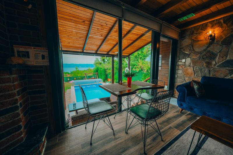 Havuza bakan camlı veranda