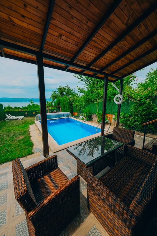 Pergola altında oturma alanı