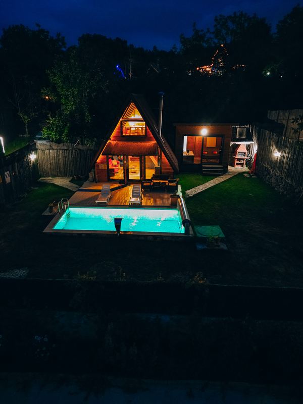 Gece, iki bungalov ve havuzlar